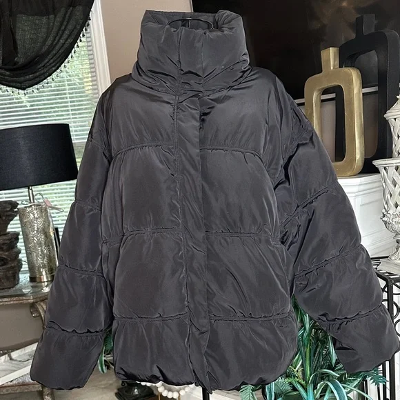 ❄️❄️❄️ H&M Black Puffer Jacket - Picture 2 of 6